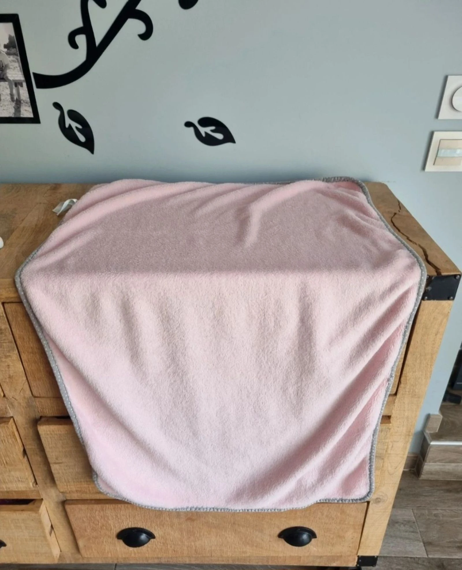 Peluche de conejo Obaïbi con manta rosa – photo 4